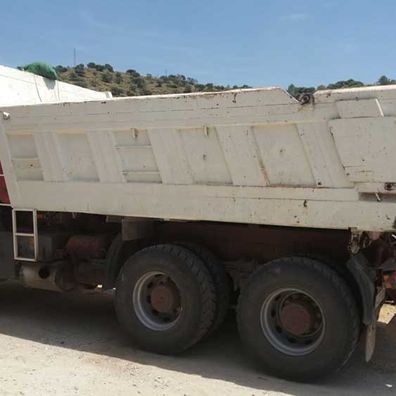 Excavaciones Juan Arenas camión de carga de tierra