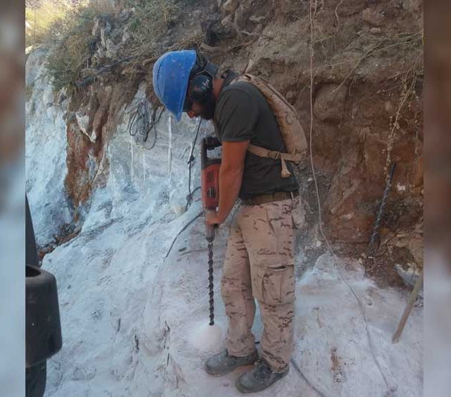 Excavaciones Juan Arenas hombre con taladro